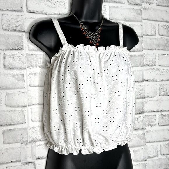 Livi by Olivia Rae White Crop Top Tank Size Medium - Picture 3 of 5